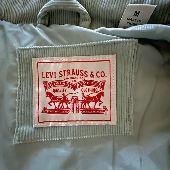 Women's Green Puffer Jacket - Picture 2 of 3